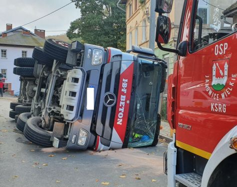 Przewrócona betoniarka i wóz OSP Janowice Wielkie.